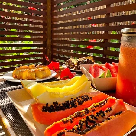 Banheiro moderno na Pousada Vila Cris