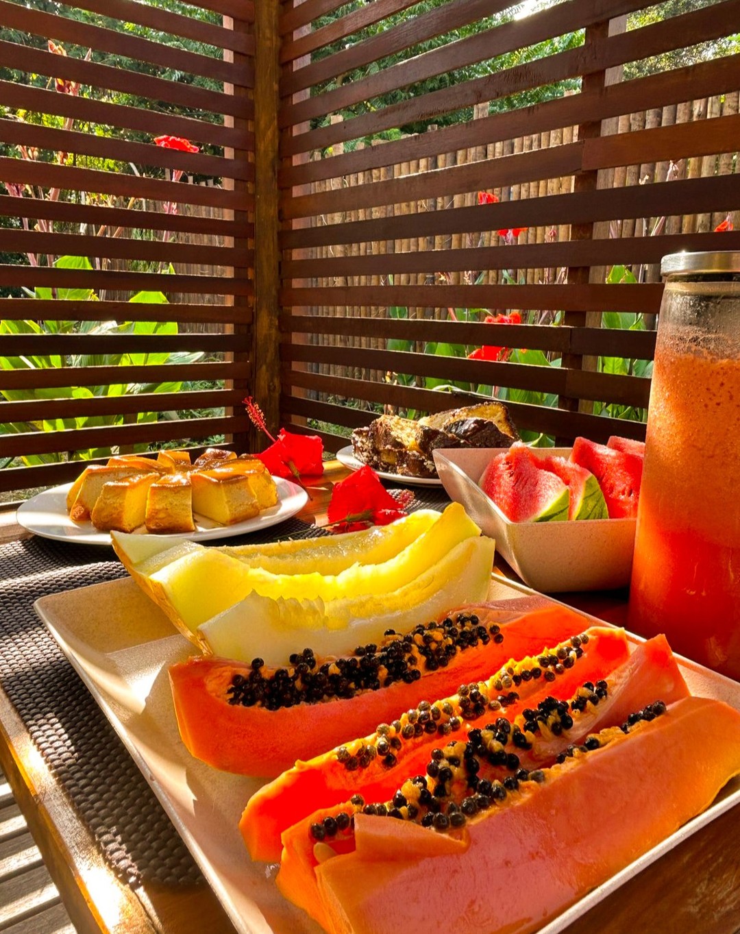 Área externa da Pousada Vila Cris com estrutura em bambu